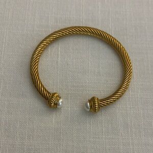 Elegant Gold-Tone Bracelet with Pearl Accents